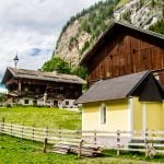 Inmitten des Bergsteigerdorfs Hüttschlag stehen einige alte Bauernhäuser.