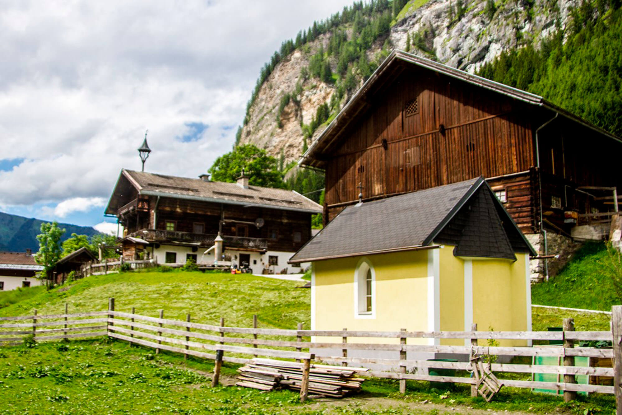 Inmitten des Bergsteigerdorfs Hüttschlag stehen einige alte Bauernhäuser.